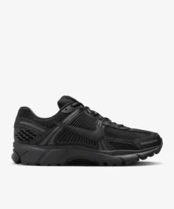 nike zoom vomero 5 triple black